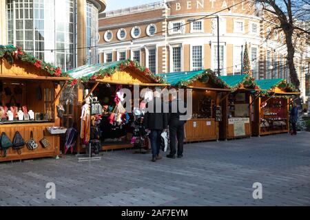 Kingston Upon Thames, Großbritannien. 13 Dez, 2019. Sonnenschein und blauer Himmel, wie Leute der Weihnachtsmarkt in Kingston Upon Thames genießen. Die traditionelle deutsche Markt hat für Essen, Getränke und Geschenke Ställe für Menschen zu durchsuchen. Credit: Keith Larby/Alamy leben Nachrichten Stockfoto