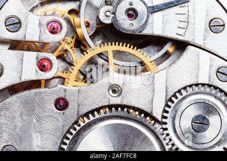 Uhrwerk von Mechanische Taschenuhr mit Zahnrädern, Federn und verzahnten Zahnrädern Stockfoto