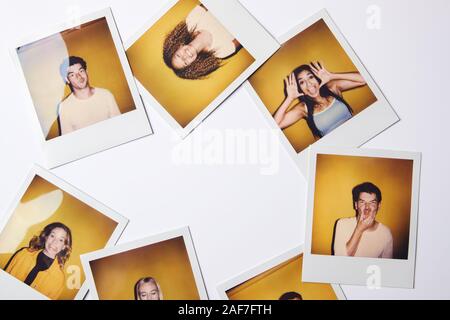 Instant Film Fotos von jungen Frauen und Männern für die Modellierung Casting im Studio auf weißem Hintergrund Stockfoto