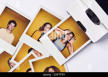 Instant Film Fotos von jungen Frauen und Männern für die Modellierung Casting im Studio auf weißem Hintergrund Stockfoto