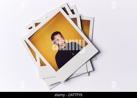 Stapel von Instant Film Fotos von der Modellierung Casting im Studio mit Schuß des jungen Mannes auf der Oberseite Stockfoto