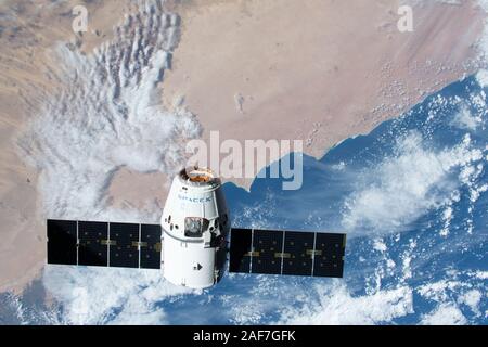 Die SpaceX Dragon commercial resupply Kapsel Ansätze der Internationalen Raumstation für die Auseinandersetzung mit dem Roboterarm Canadarm2 257 Meilen über Ägypten Dezember 8, 2019 in der Erdumlaufbahn. Stockfoto