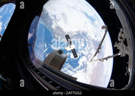 Die SpaceX Dragon commercial resupply Kapsel Ansätze der Internationalen Raumstation für die Auseinandersetzung mit dem Roboterarm Canadarm2 258 Meilen über dem Mittelmeer Dezember 8, 2019 in der Erdumlaufbahn. Stockfoto