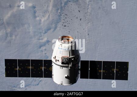 Die SpaceX Dragon commercial resupply Kapsel Ansätze der Internationalen Raumstation für die Auseinandersetzung mit dem Roboterarm Canadarm2 261 Meilen über Kasachstan Dezember 8, 2019 in der Erdumlaufbahn. Stockfoto