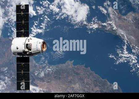 Die SpaceX Dragon commercial resupply Kapsel Ansätze der Internationalen Raumstation für die Auseinandersetzung mit dem Roboterarm Canadarm2 258 Meilen über dem Mittelmeer Dezember 8, 2019 in der Erdumlaufbahn. Stockfoto