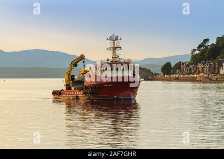 Aquakultur Versorgungsschiff Gina Maria durch Inverlussa Marine Services Segeln in den Hafen von Oban, Schottland im Besitz Stockfoto