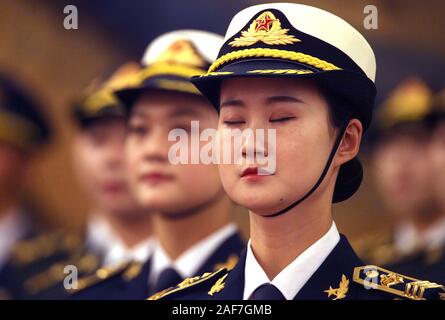 Peking, China. 13 Dez, 2019. Chinesische Soldaten führen militärische Ehrengarde Aufgaben für eine Begrüßungszeremonie in der Großen Halle des Volkes in Peking am Freitag, 13. Dezember 2019. Chinas Militärausgaben werden 7,5 Prozent ab 2018 steigen, da sie eng weltweit für Hinweise auf militärstrategischen Absichten des Landes beobachtet wird. Foto von Stephen Rasierer/UPI Quelle: UPI/Alamy leben Nachrichten Stockfoto