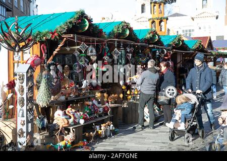 Kingston Upon Thames, Großbritannien. 13 Dez, 2019. Sonnenschein und blauer Himmel, wie Leute der Weihnachtsmarkt in Kingston Upon Thames genießen. Die traditionelle deutsche Markt hat für Essen, Getränke und Geschenke Ställe für Menschen zu durchsuchen. Credit: Keith Larby/Alamy leben Nachrichten Stockfoto