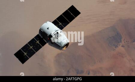 Die SpaceX Dragon commercial resupply Kapsel Ansätze der Internationalen Raumstation für die Auseinandersetzung mit dem Roboterarm Canadarm2 257 Meilen über der Sahara Dezember 8, 2019 in der Erdumlaufbahn. Stockfoto