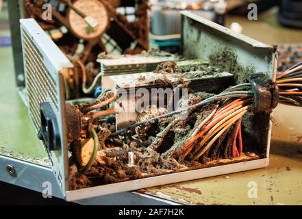 Kaputtes Netzteil mit viel Schmutz und Staub. Stockfoto