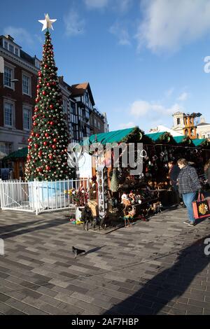 Kingston Upon Thames, Großbritannien, 13. Dezember 2019, Sonnenschein und blauer Himmel, wie Leute der Weihnachtsmarkt in Kingston Upon Thames genießen. Die traditionelle deutsche Markt hat für Essen, Getränke und Geschenke Ställe für Menschen zu durchsuchen. Credit: Keith Larby/Alamy leben Nachrichten Stockfoto