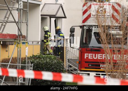 Blankenburg, Deutschland. 13 Dez, 2019. Feuerwehrmänner verlassen eine Wohnung nach einer Explosion. Nach dem schweren Explosion in Blankenburg im Harz, einen toten Mann am Freitag gefunden wurde. Das ist es, was ein Sprecher der Polizei sagte. Dabei sehr viele Leute wurden verletzt. Credit: Matthias Bein/dpa-Zentralbild/dpa/Alamy leben Nachrichten Stockfoto