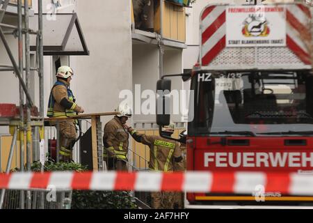 Blankenburg, Deutschland. 13 Dez, 2019. Feuerwehrmänner verlassen eine Wohnung nach einer Explosion. Nach dem schweren Explosion in Blankenburg im Harz, einen toten Mann am Freitag gefunden wurde. Das ist es, was ein Sprecher der Polizei sagte. Dabei sehr viele Leute wurden verletzt. Credit: Matthias Bein/dpa-Zentralbild/dpa/Alamy leben Nachrichten Stockfoto