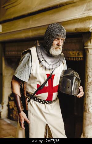 Authentische Ritter in der mittelalterlichen Kreuzfahrer Outfit mit Helm, Kettenhemd und Schwert Stockfoto