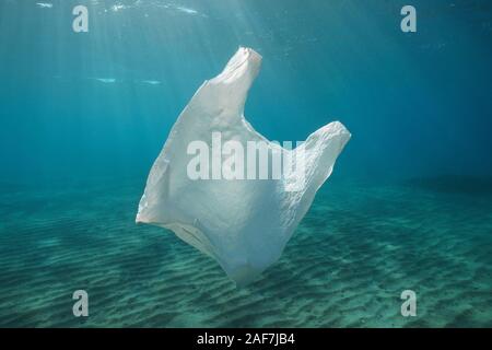 Eine weiße Plastiktüte hilflos Unterwasser Verschmutzung im Ozean Stockfoto