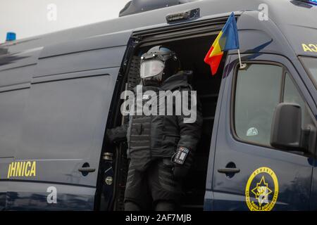 Bukarest, Rumänien - Dezember 1, 2019: Offizier von der rumänische Nachrichtendienst (SRI) trägt ein Eod (Explosive Ordnance Disposal) militärische Protein Stockfoto