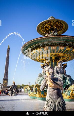 Brunnen der Meere und Madeleine Obelisk, der Place de la Concorde, Paris, Frankreich Stockfoto