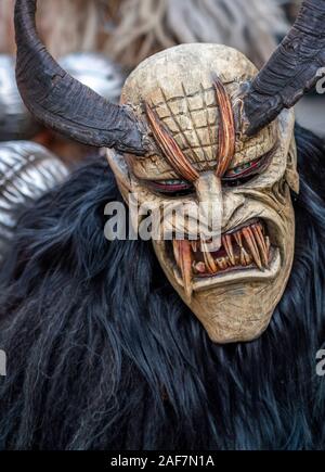 Oder Krampuslauf Perchtenlauf in der Adventszeit in München, ein altes alpine Tradition, die während der Weihnachtszeit in Bayern, Österreich und Südtirol. E Stockfoto