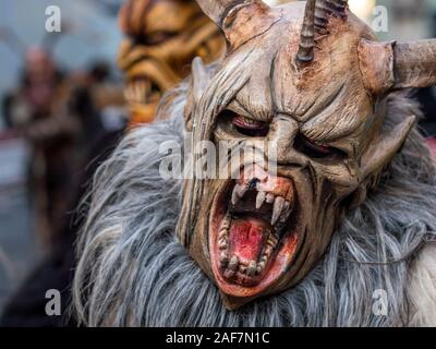 Oder Krampuslauf Perchtenlauf in der Adventszeit in München, ein altes alpine Tradition, die während der Weihnachtszeit in Bayern, Österreich und Südtirol. E Stockfoto