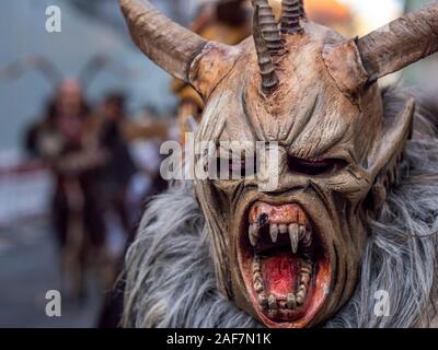 Oder Krampuslauf Perchtenlauf in der Adventszeit in München, ein altes alpine Tradition, die während der Weihnachtszeit in Bayern, Österreich und Südtirol. E Stockfoto