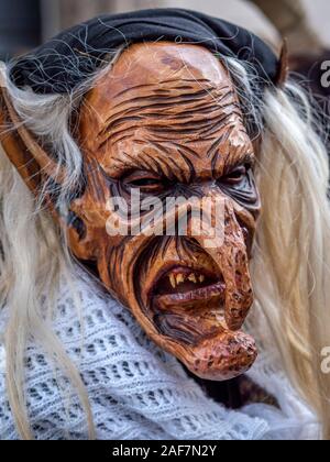 Oder Krampuslauf Perchtenlauf in der Adventszeit in München, ein altes alpine Tradition, die während der Weihnachtszeit in Bayern, Österreich und Südtirol. E Stockfoto