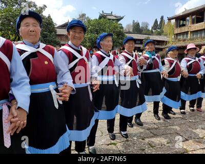 März 16, 2019: Frauen tanzen in der traditionellen Tracht der Naxi ethnische Gruppe in der Straße. Lijiang, China Stockfoto