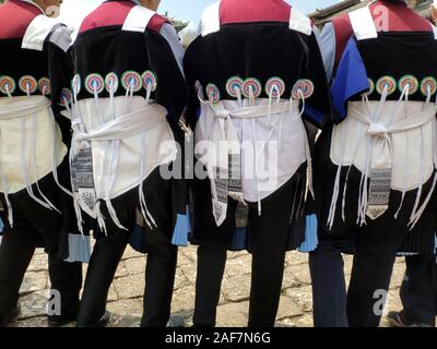 März 16, 2019: Frauen tanzen in der traditionellen Tracht der Naxi ethnische Gruppe in der Straße. Lijiang, China Stockfoto