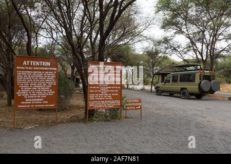 Tansania. Regeln und Vorschriften am Eingang der Tarangire Nationalpark. Stockfoto