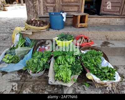 Gemüse auf der Straße abgewürgt Stockfoto