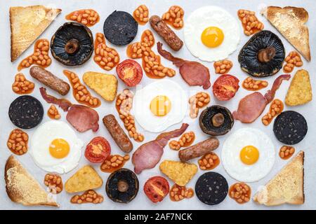 Braten bis Muster. Volles Englisches Frühstück Muster von oben Stockfoto