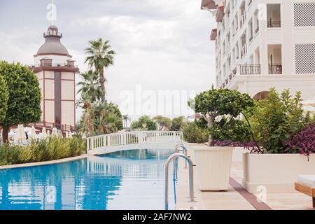 Antalya, Türkei. September 23, 2019. Hotel Mardan Palace. Blick auf den Bungalow in der Nähe des Pools. Stockfoto