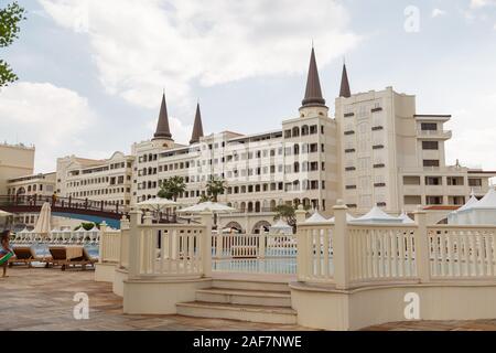 Antalya, Türkei. September 23, 2019. Hotel Mardan Palace. Blick auf den Bungalow in der Nähe des Pools. Stockfoto