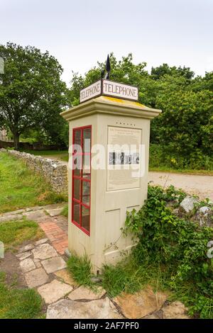 Die historische K1 Mk 236 Telefon, in den 1920er Jahren entworfen, in das verlassene Dorf Tyneham, Dorset, England, Großbritannien Stockfoto