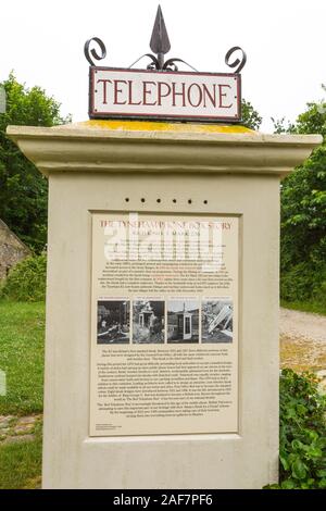 Die historische K1 Mk 236 Telefon, in den 1920er Jahren entworfen, in das verlassene Dorf Tyneham, Dorset, England, Großbritannien Stockfoto