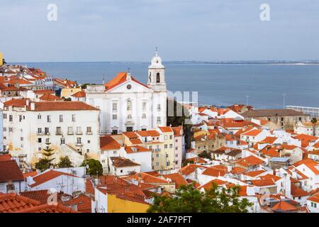 Lissabon, Portugal: der hl. Stephanus Kirche (Santo Estevao) und Alfama Übersicht als vom Miradouro de Santa Luzia Sicht gesehen. Stockfoto