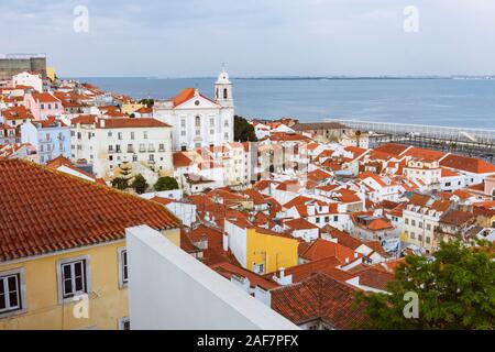 Lissabon, Portugal: Alfama Übersicht und St. Stephan Kirche (Santo Estevao) Wie aus den Miradouro de Santa Luzia Sicht gesehen. Stockfoto