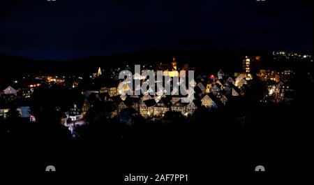 Blick auf die historische Stadt Freudenberg in der Nacht, NRW, Deutschland. Stockfoto