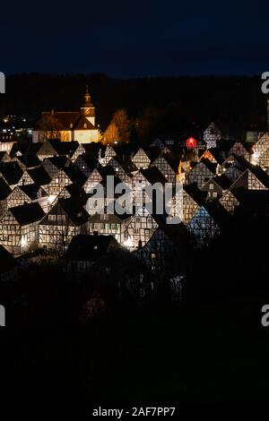 Blick auf die historische Stadt Freudenberg in der Nacht, NRW, Deutschland. Stockfoto