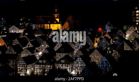 Blick auf die historische Stadt Freudenberg in der Nacht, NRW, Deutschland. Stockfoto