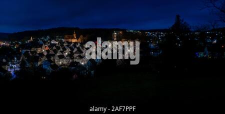 Blick auf die historische Stadt Freudenberg in der Nacht, NRW, Deutschland. Stockfoto