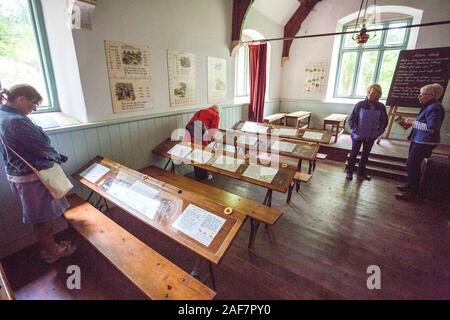 Die schulzimmer Innen ist erhalten geblieben und Beispiele der Arbeit der Schülerinnen und Schüler können weiterhin in das verlassene Dorf Tyneham, Dorset, England, UK geprüft werden Stockfoto