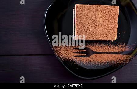 Kuchen Kuchen mit Kirschen, Kakao und Vanillepudding. Ansicht von oben, kopieren Raum Stockfoto