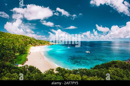 Grand Anse Strand auf La Digue Island auf den Seychellen Antenne Panoramablick. Weißer Sandstrand mit Blue Ocean Lagune und Katamaran Yachtcharter ab Stockfoto