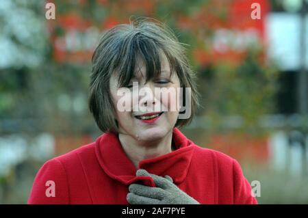 London, UK, 13 Lothringen Frances O'Grady der Generalsekretär des britischen Trades Union Congress, die erste Frau, die Stellung zu halten. Dezember 2019 Politiker auf College Green gegenüber den Häusern des Parlaments zu treffen, um die Medien auf die Wahl zu nehmen. Credit: Johnny Armstead/Alamy leben Nachrichten Stockfoto