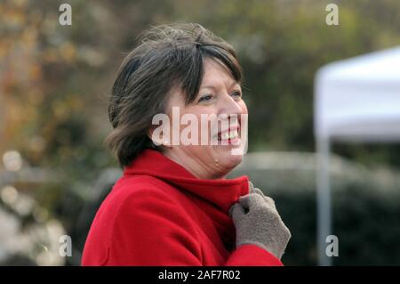 London, UK, 13 Lothringen Frances O'Grady der Generalsekretär des britischen Trades Union Congress, die erste Frau, die Stellung zu halten. Dezember 2019 Politiker auf College Green gegenüber den Häusern des Parlaments zu treffen, um die Medien auf die Wahl zu nehmen. Credit: Johnny Armstead/Alamy leben Nachrichten Stockfoto