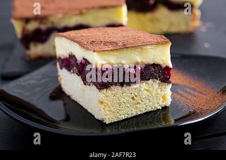 Kuchen Kuchen mit Kirschen, Kakao und Vanillepudding. Stockfoto