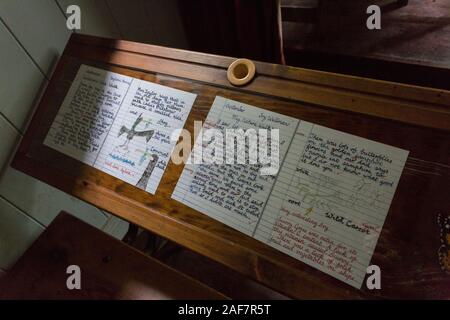 Die schulzimmer Innen ist erhalten geblieben und Beispiele der Arbeit der Schülerinnen und Schüler können weiterhin in das verlassene Dorf Tyneham, Dorset, England, UK geprüft werden Stockfoto