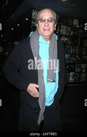 *** Foto *** Schauspieler Danny Aiello hat sich am 86. NEW YORK, NY - 11. Februar: Danny Aiello bei der Vorführung von sicheren Hafen an der Sonne Sehenswürdigkeiten Theater in New York City. Februar 11, 2013. Credit: RW/MediaPunch Inc. Stockfoto