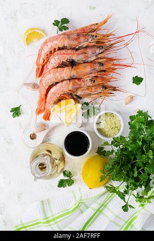 Raw wilde argentinische rote Garnelen/Krabben und Zutaten zum Kochen. Leckeres Essen. Keto/Paleo Diät. Ansicht von oben, Overhead Stockfoto