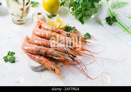Raw wilde argentinische rote Garnelen/Krabben und Zutaten zum Kochen. Leckeres Essen. Keto/Paleo Diät. Stockfoto